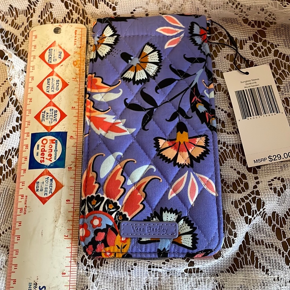 New Vera Bradley Sunglass Sleeve
15018-V78
Mural Garden